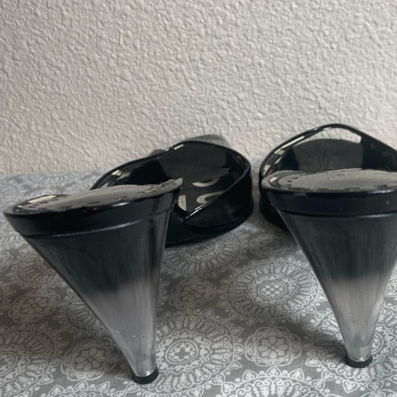 Gianni Bini~Black~Patent Leather~Slide~Pump~Peep Toe~Clear Acrylic Heel~Size 10 - Picture 9 of 14
